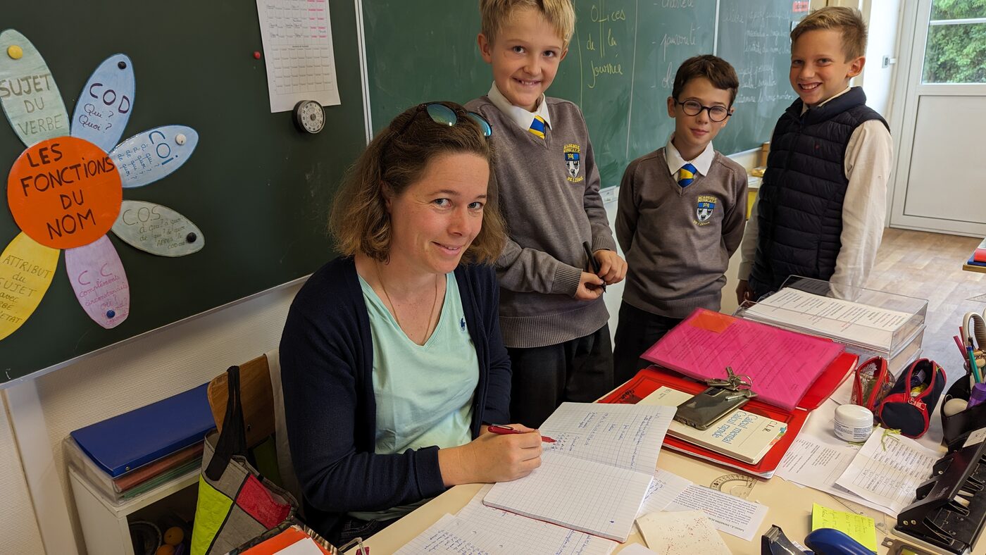 Classe de pré-maîtrise (CM1-CM2) avec leur professeur