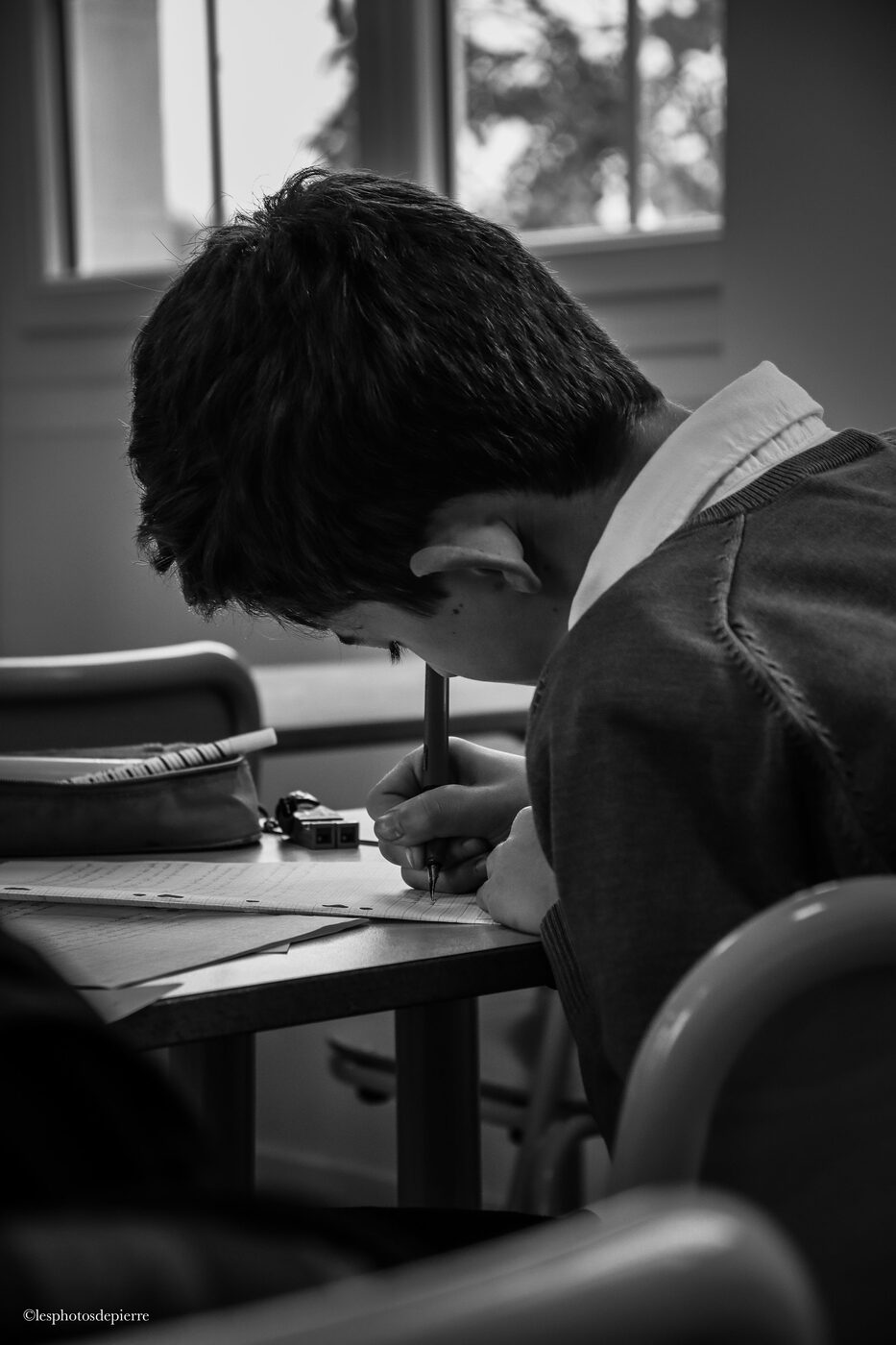 Élève concentré sur son travail écrit